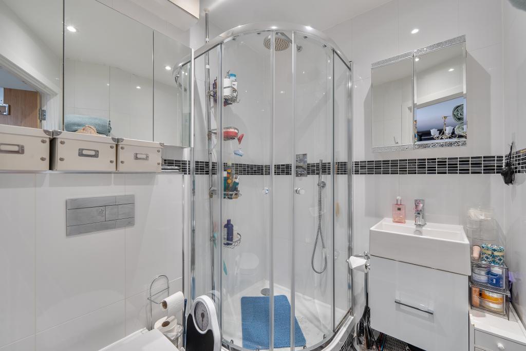 2 Bedroom Apartment for Sale in Sanderstead, CR2 9DT