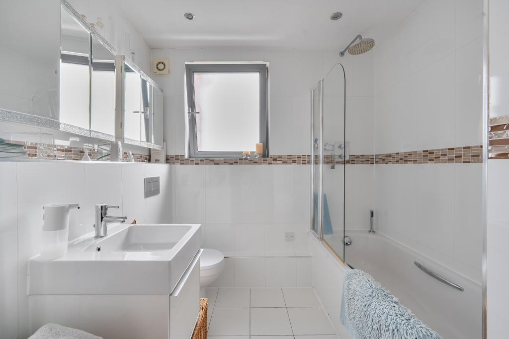 2 Bedroom Apartment for Sale in Sanderstead, CR2 9DT