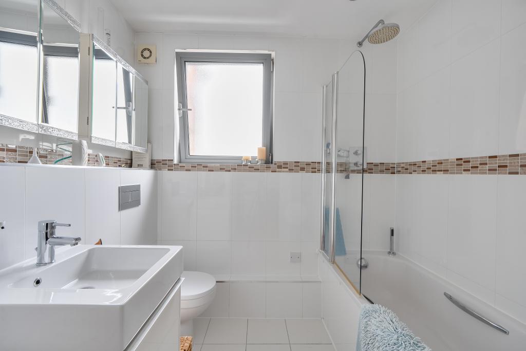 2 Bedroom Apartment for Sale in Sanderstead, CR2 9DT