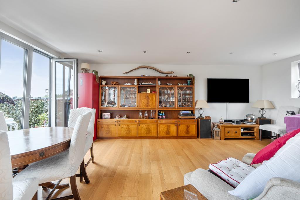 2 Bedroom Apartment for Sale in Sanderstead, CR2 9DT