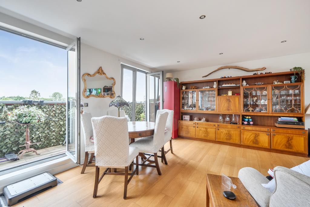 2 Bedroom Apartment for Sale in Sanderstead, CR2 9DT