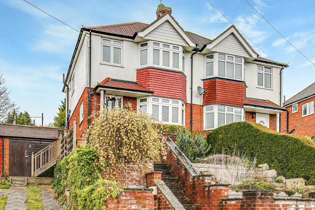 3 Bed Semi-Detached Property for Sale in Sanderstead, CR2 9NQ