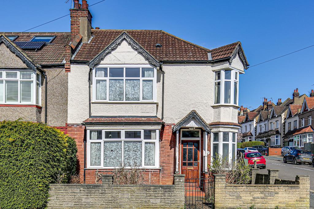 4 Bed Semi-Detached Property for Sale in Sanderstead, CR2 0NW