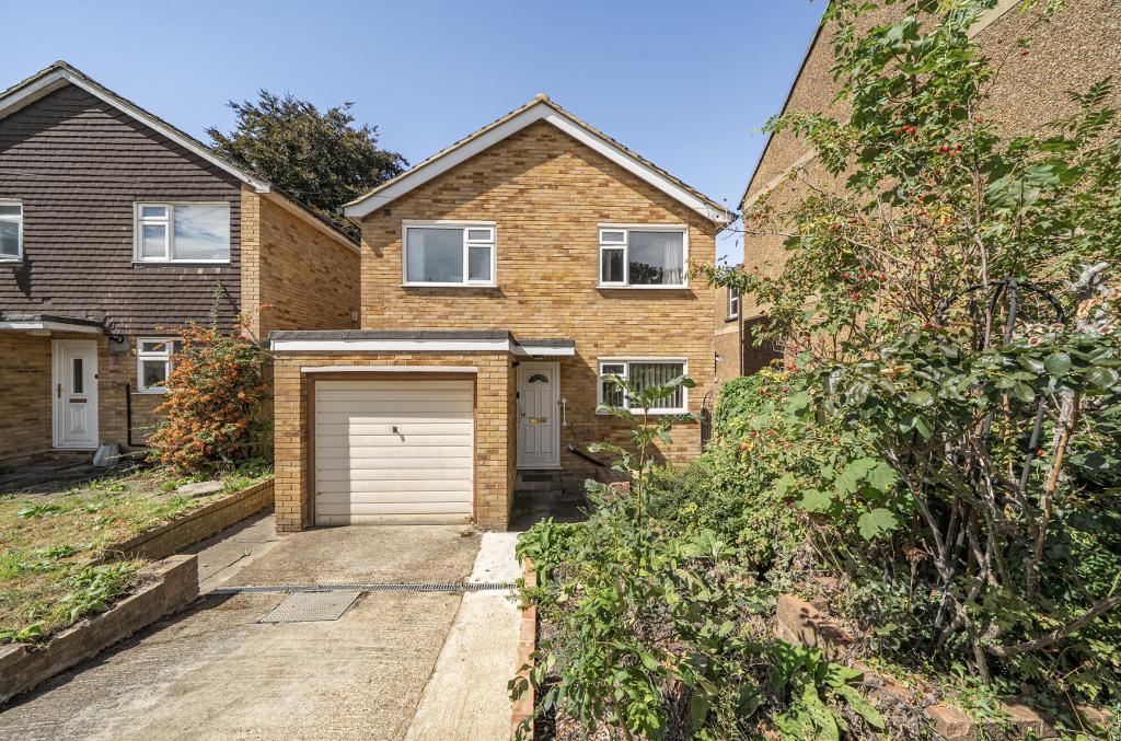 3  Bed Detached Property to Rent in Sanderstead, CR2 0PW