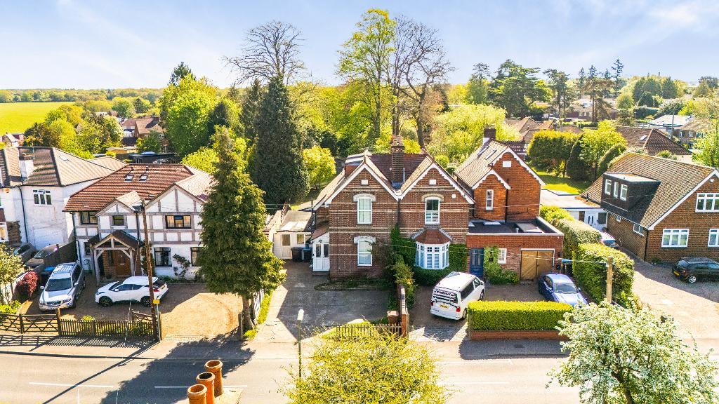 5  Bed Semi-Detached Property to Rent in Warlingham, CR6 9ED